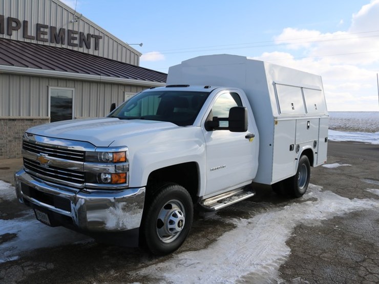 2016-chevrolet-3500-image-2
