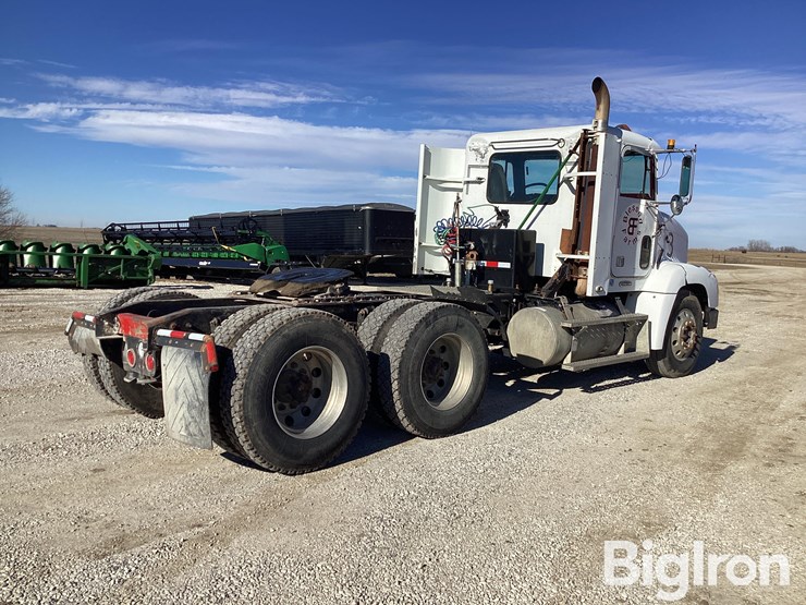 2002-freightliner-fld112-image-5