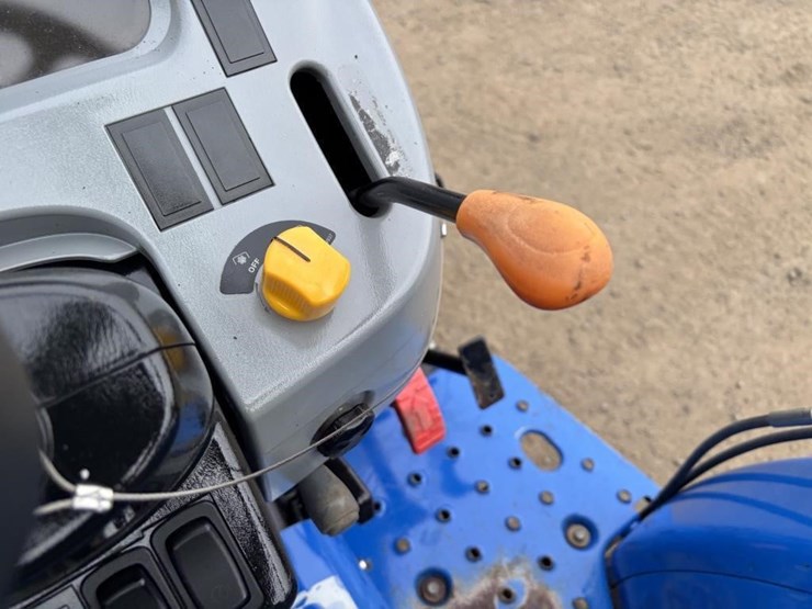 2017-new-holland-workmaster-40-image-33