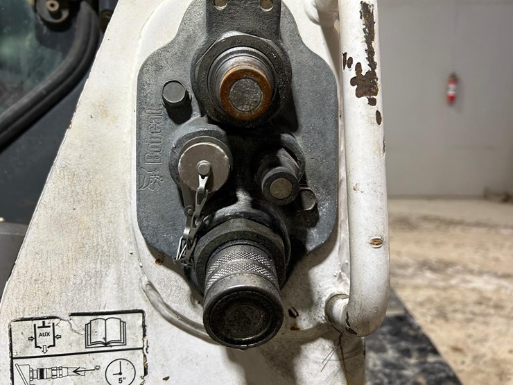 2016-bobcat-t870-image-11