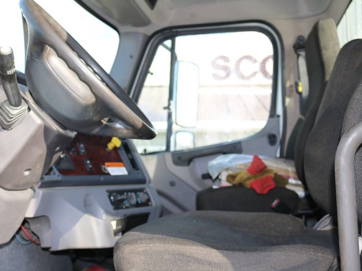 2015-freightliner-m2-106-image-13