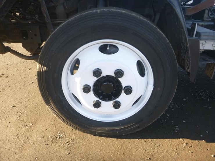 2018-isuzu-nqr-image-21