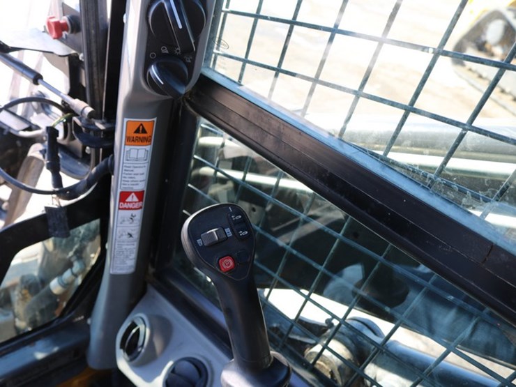 2023-new-holland-c332-image-11