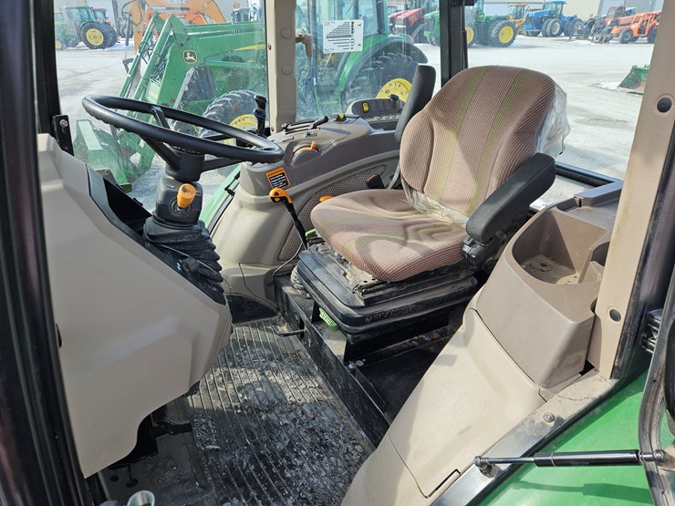 2022-john-deere-6135e-image-13