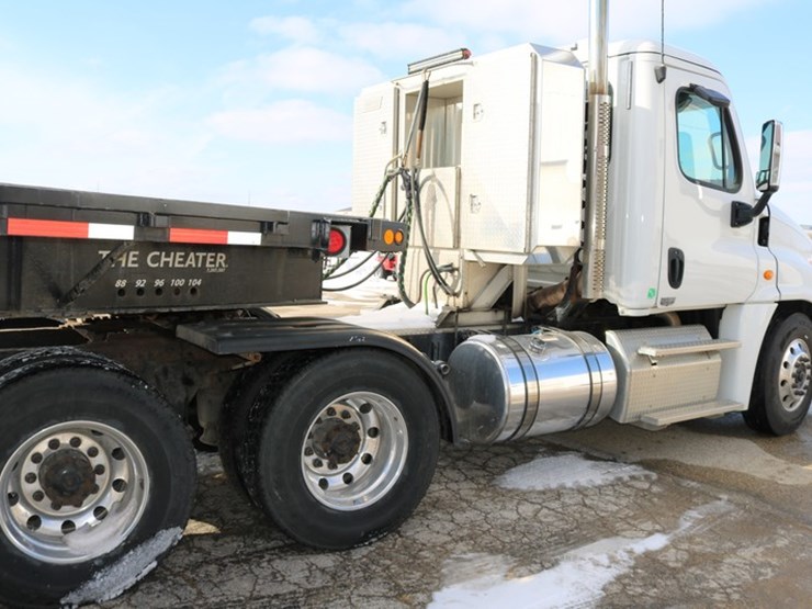 #4108-•-2018-freightliner-cascadia-semi-tractor-image-6