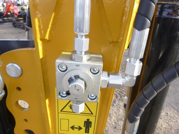 2025-agt-xz20r-hydraulic-excavator-image-13