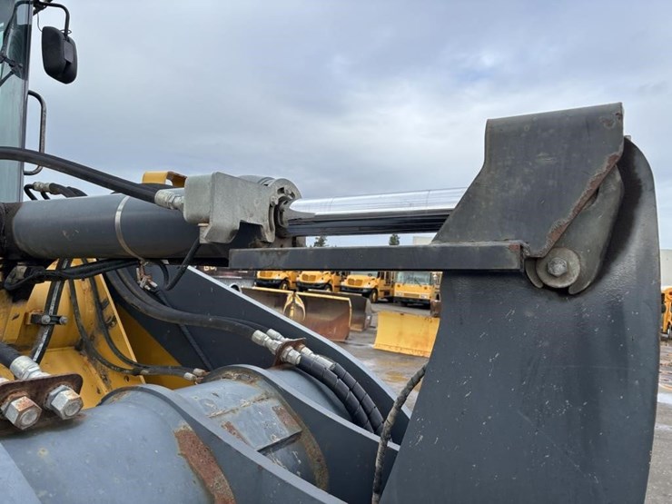 2005-deere-624j-image-18