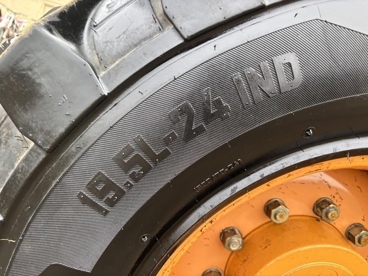 2011-case-570m-xt-image-27