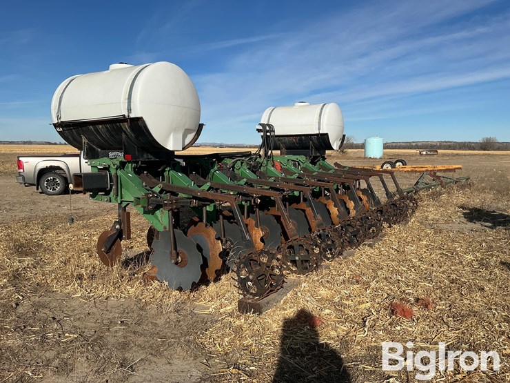 schlagel-8r30-strip-till-image-7