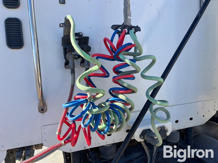 2004-freightliner-columbia-120-image-15