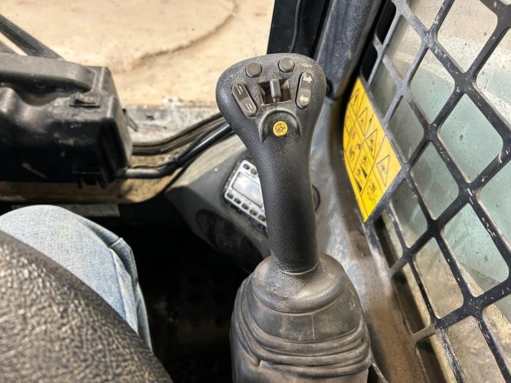 2023-bobcat-t770-image-29