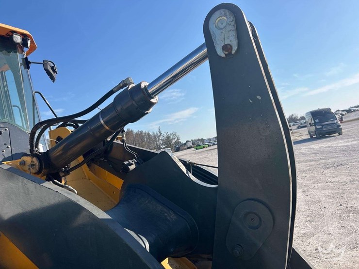 2020-john-deere-624l-articulated-wheel-loader-image-18