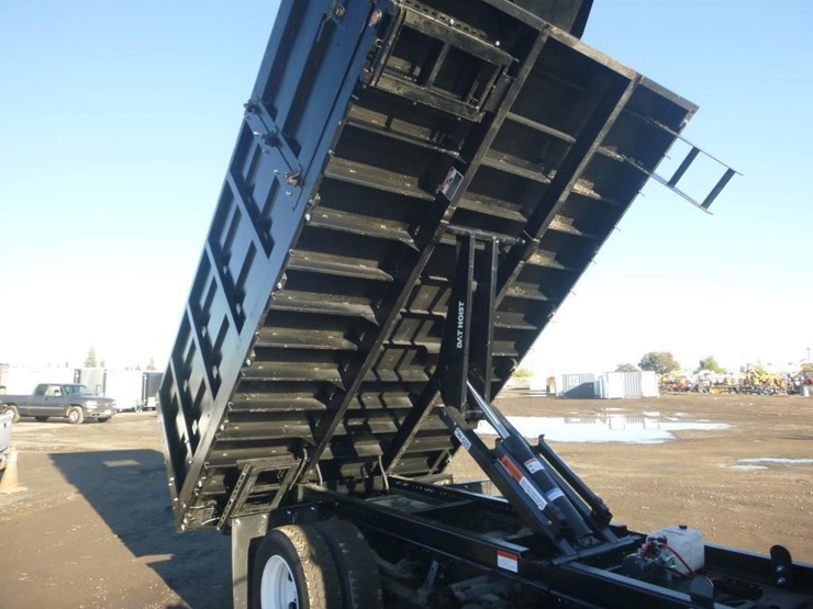 2018-isuzu-nqr-image-12