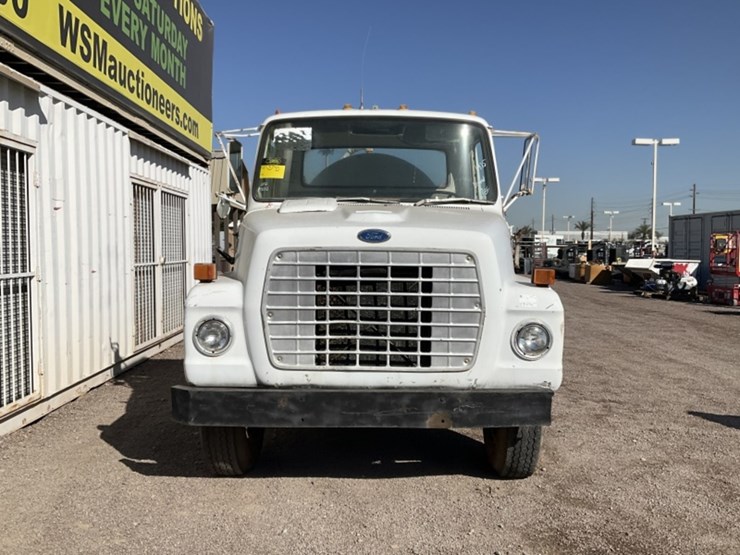 1975-ford-700-image-3