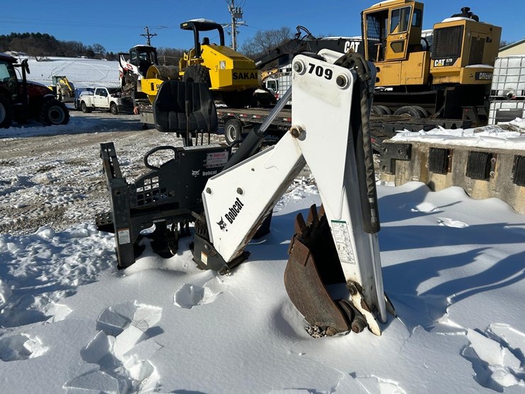 bobcat-bh709-skid-steer-backhoe-attachment-image-2