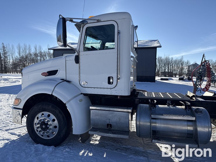 2010-peterbilt-384-image-19