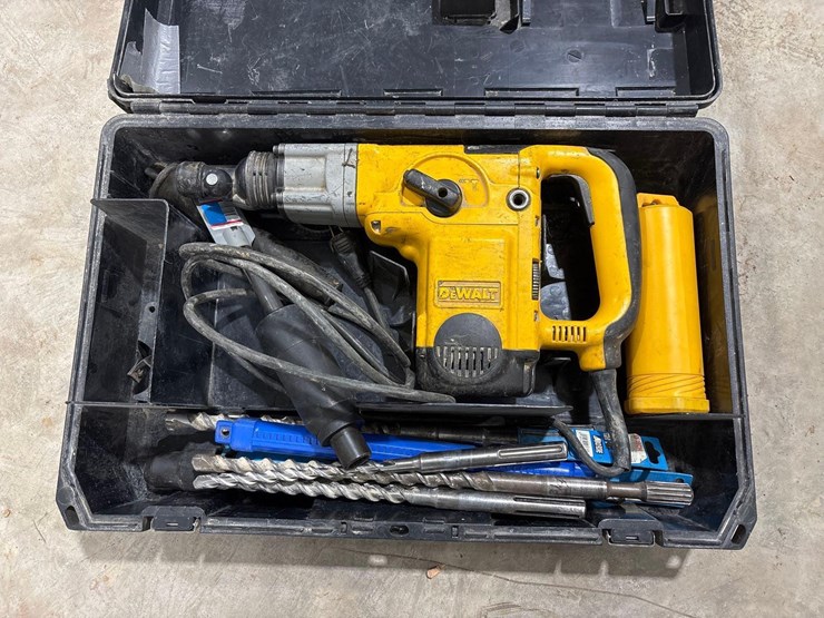 dewalt-d25650-rotary-hammer-drill-image-1
