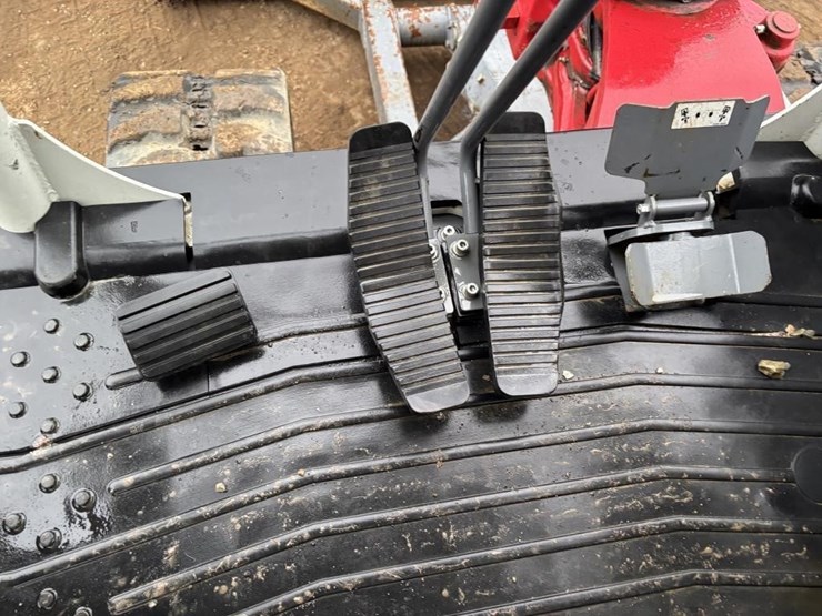 2021-takeuchi-tb240-image-37