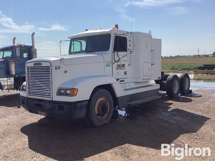 2000-freightliner-fld120-image-1