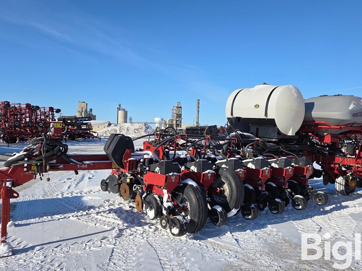 2014-case-ih-1255-image-1