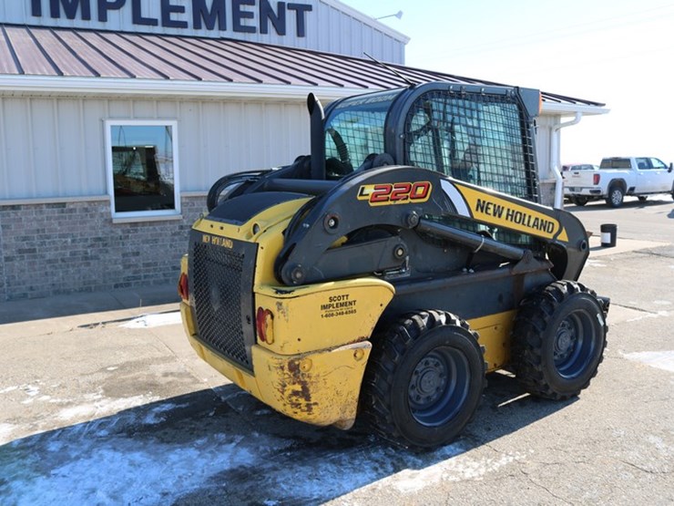new-holland-l220-image-2