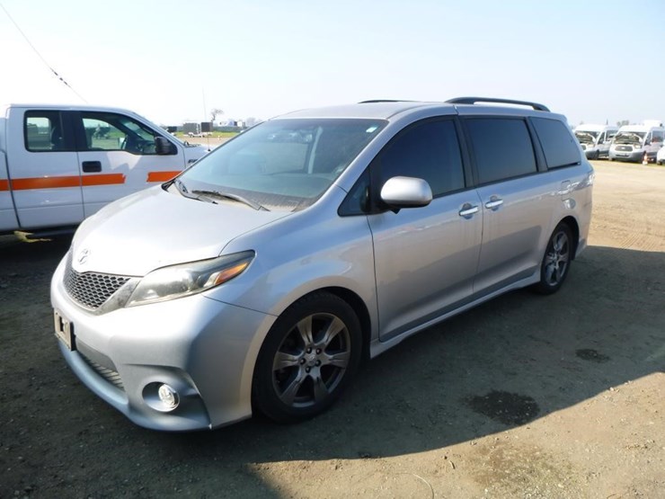 2017-toyota-sienna-image-1