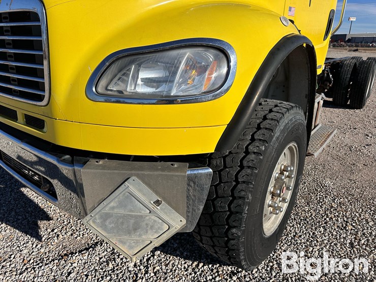 2011-freightliner-m2-106-image-18