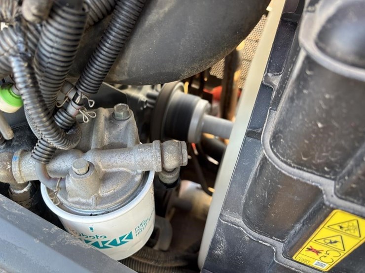 2017-kubota-l4701d-image-39