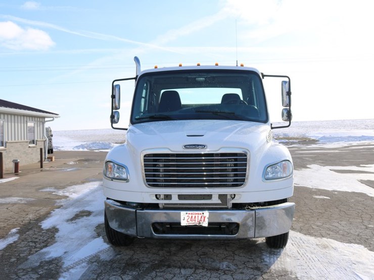 2015-freightliner-m2-106-image-3