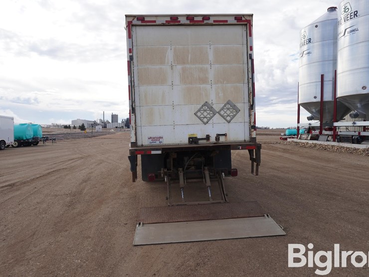 2008-peterbilt-335-image-15