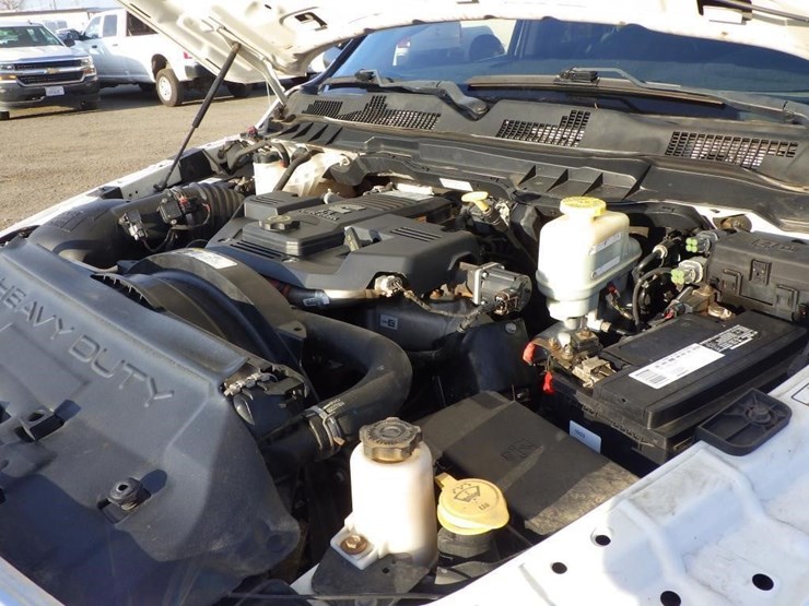 2018-ram-5500-crew-cab-flatbed-truck-image-10