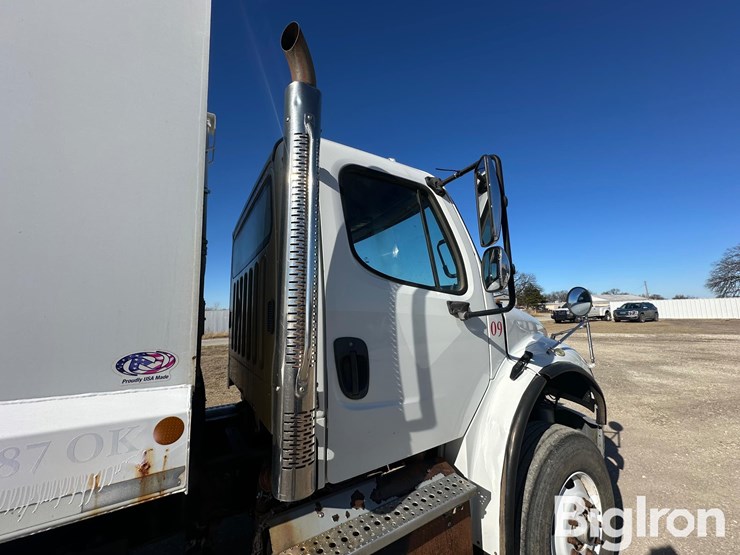 2015-freightliner-m2-106-image-18