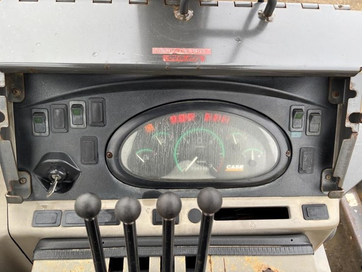 2011-case-570m-xt-image-38
