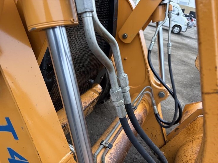 2011-case-570m-xt-image-12