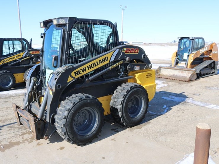 2017-new-holland-l220-image-6