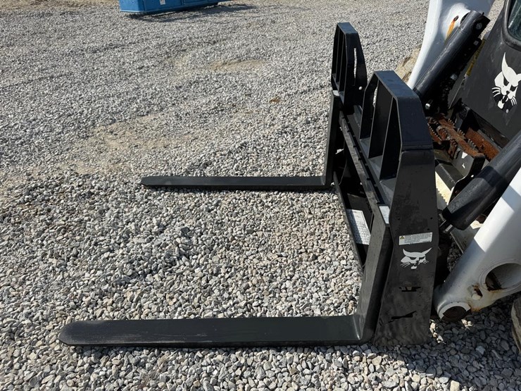 bobcat-42"-skid-steer-pallet-forks-image-5