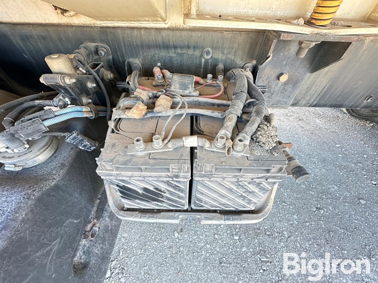 2015-freightliner-m2-106-image-15