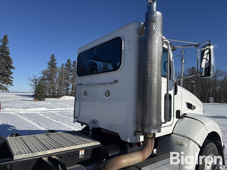 2010-peterbilt-384-image-17