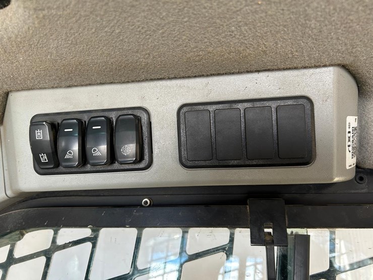 2022-caterpillar-259d3-image-23