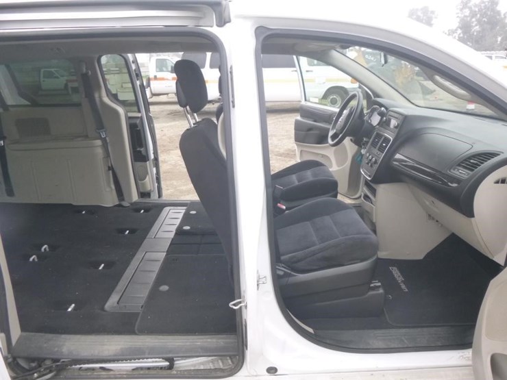 2014-dodge-grand-caravan-image-12