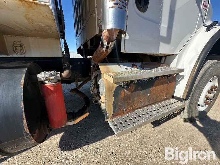 2015-freightliner-m2-106-image-17