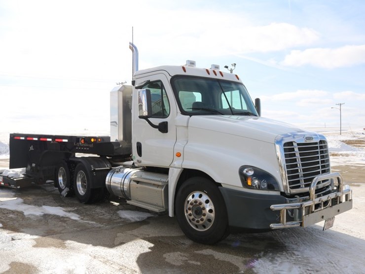 #4108-•-2018-freightliner-cascadia-semi-tractor-image-4