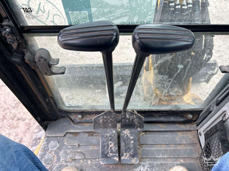 caterpillar-303-image-14