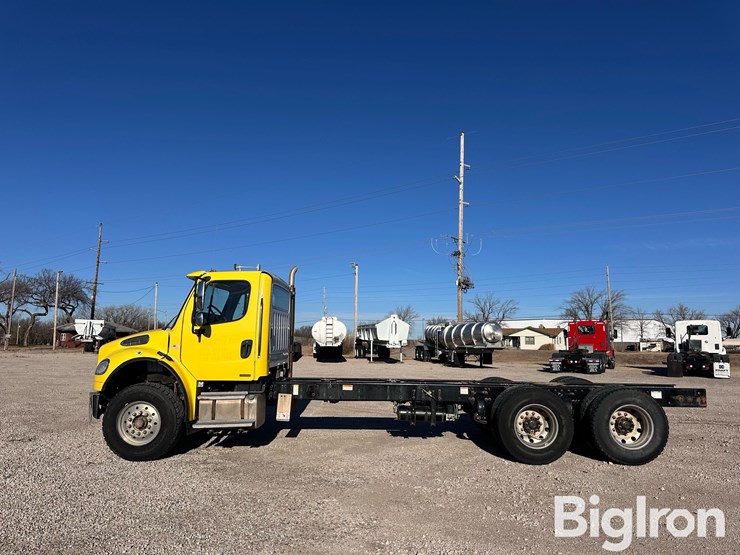 2011-freightliner-m2-106-image-8