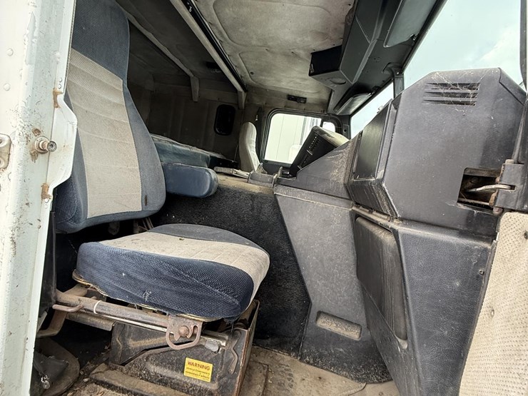 1983-freightliner-800-coe-image-16