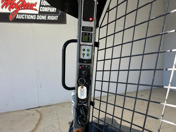 2023-new-holland-l320-image-19