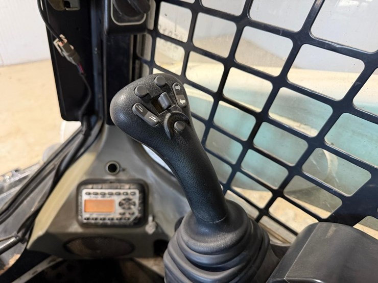 2016-bobcat-t870-image-55