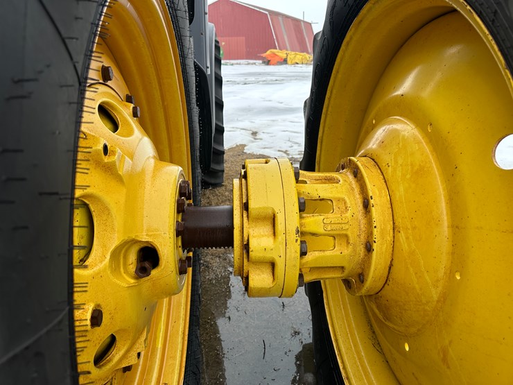 2012-john-deere-8310r-image-13