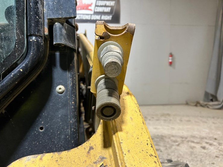 2015-caterpillar-226b3-image-11