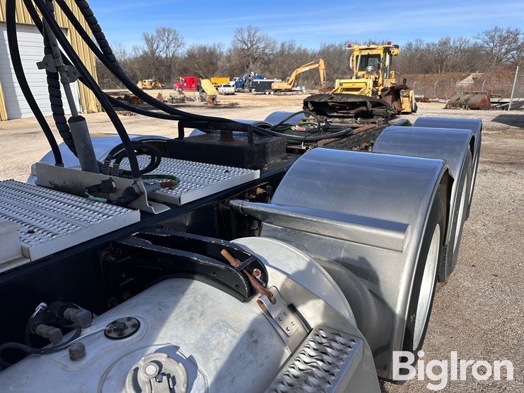 2009-peterbilt-389-image-17